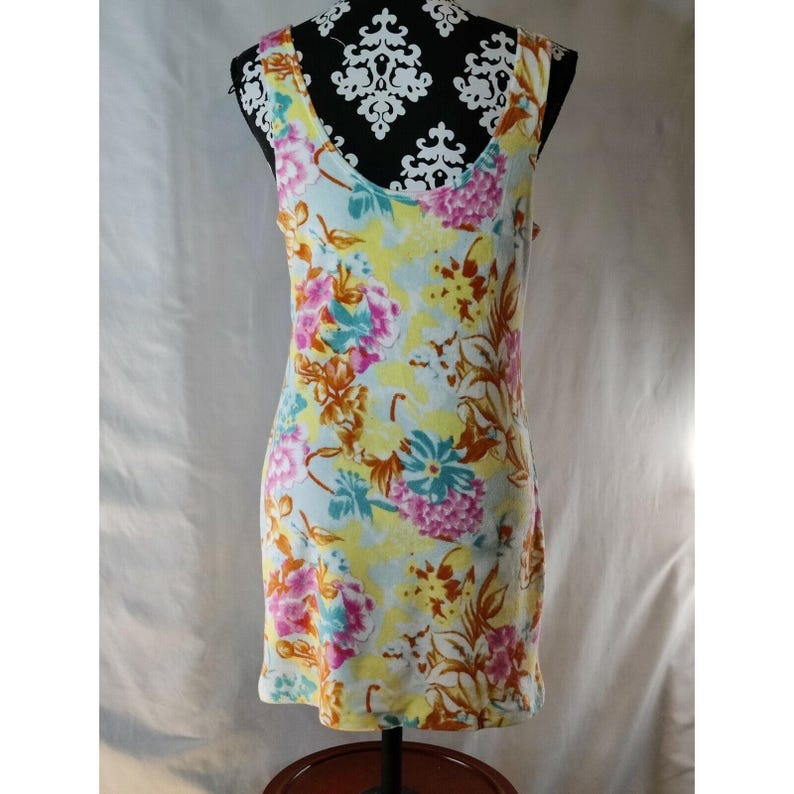Vestido mini de tela de rizo con estampado floral de Ecote Urban Outfitters, amarillo, rosa y azul, talla M imagen 4