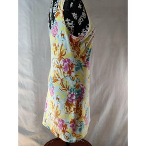 Vestido mini de tela de rizo con estampado floral de Ecote Urban Outfitters, amarillo, rosa y azul, talla M imagen 3