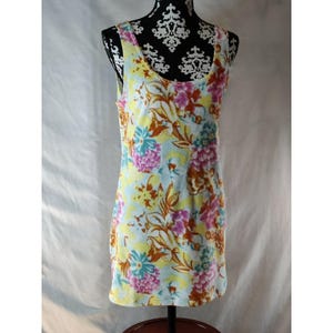 Vestido mini de tela de rizo con estampado floral de Ecote Urban Outfitters, amarillo, rosa y azul, talla M imagen 1