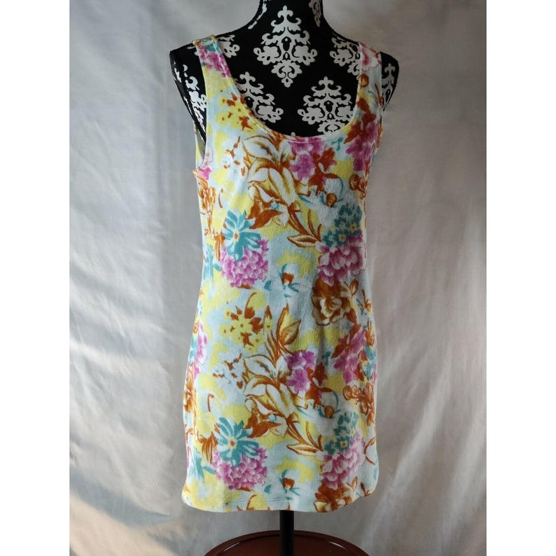 Vestido mini de tela de rizo con estampado floral de Ecote Urban Outfitters, amarillo, rosa y azul, talla M imagen 1