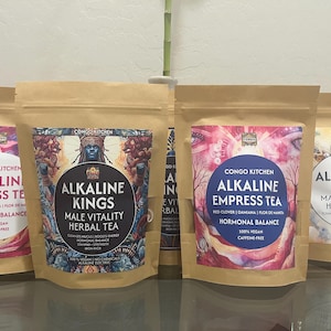 Op de afbeelding: Vier bruine papieren zakken met kleurrijke ontwerpen en tekst. Elke zak bevat een andere kruidenthee-mix: Alkaline Empress Tea, Alkaline Kings, Alkaline Empress Tea en Alkaline Zinc. De tekst op de zakken bevat de merknaam Congo Kitchen en de naam van de theemix.
