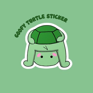 Può includere: Un adesivo di tartaruga verde con un'espressione sciocca, in piedi sulla testa con il guscio rivolto verso il basso. L'adesivo ha il testo "GOOFY TURTLE STICKER" scritto intorno ad esso.