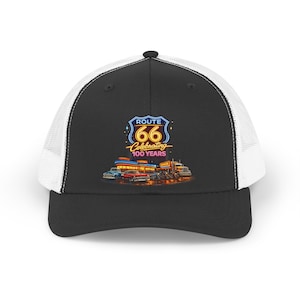 Puede incluir: Gorra de camionero negra y blanca con un diseño de la Ruta 66. El gráfico incluye el logotipo de la Ruta 66, un restaurante, coches clásicos y el texto "Celebrating 100 Years."