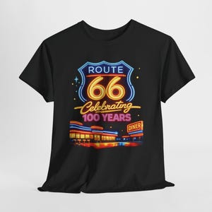Camiseta de celebración de la Ruta 66 / Letrero de carretera vintage de 100 años, escena de restaurante