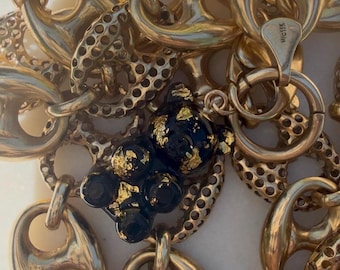 Colgante con dije de oro de 14k y resina "Goldie Bear": joyería inspirada en dulces con hojuelas de oro de 24k.