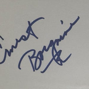 Signiert auf der Navy Karteikarte von Ernest Borgnine McHale