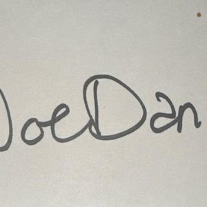 Winzige Karte mit Autogramm und Datum