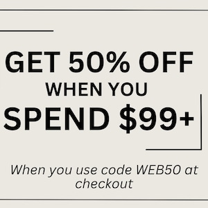 Op de afbeelding: Een rechthoekige afbeelding met een lichtbeige achtergrond en zwarte tekst die luidt GET 50% OFF WHEN YOU SPEND $99+ en When you use code WEB50 at checkout. De tekst wordt omlijst door twee zwarte hoekhaken linksboven en rechtsonder.