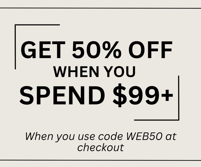 Op de afbeelding: Een rechthoekige afbeelding met een lichtbeige achtergrond en zwarte tekst die luidt GET 50% OFF WHEN YOU SPEND $99+ en When you use code WEB50 at checkout. De tekst wordt omlijst door twee zwarte hoekhaken linksboven en rechtsonder.