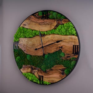 Reloj de pared de madera de musgo y olivo personalizado, con marco de metal, decoración de pared única, musgo estabilizado preservado, regalo de inauguración de la casa.