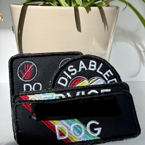 Peut inclure: Un ensemble d'écussons brodés noirs, rectangulaires et semi-circulaires, avec le texte blanc DO NOT PET et DISABLED SERVICE DOG. Les écussons incluent un symbole de main rouge dans un cercle et un élément graphique aux couleurs de l'arc-en-ciel.