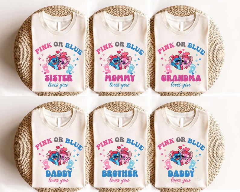 Puede incluir: Camisetas de color crema con el texto "PINK OR BLUE" sobre una imagen de dibujos animados de dos extraterrestres y huellas. Las camisetas tienen diferentes textos debajo, incluyendo "SISTER loves you", "MOMMY loves you", "GRANDMA loves you", "DADDY loves you" y "BROTHER loves you".