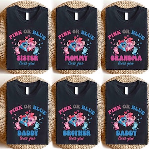 Puede incluir: Camisetas negras con un dise&ntilde;o "Pink or Blue" con personajes de dibujos animados y texto. Las camisetas tienen diferentes textos: "Sister loves you", "Mommy loves you", "Grandma loves you", "Daddy loves you" y "Brother loves you".