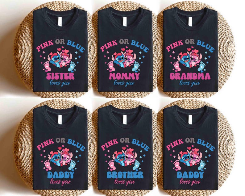 Puede incluir: Camisetas negras con un dise&ntilde;o "Pink or Blue" con personajes de dibujos animados y texto. Las camisetas tienen diferentes textos: "Sister loves you", "Mommy loves you", "Grandma loves you", "Daddy loves you" y "Brother loves you".
