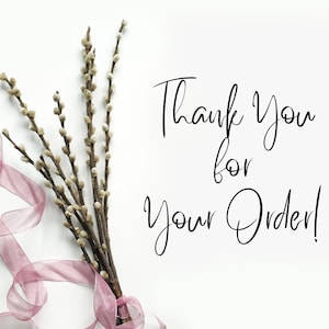 Puede incluir: Fondo blanco con un ramo de ramas de sauce gatillo atadas con una cinta transparente de color rosa empolvado. El texto "Thank You for Your Order!" est&aacute; escrito en una elegante escritura negra.