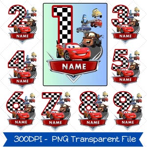 Può includere: Una collezione di design digitali con i numeri da 1 a 9, ciascuno con un motivo a bandiera a scacchi. Ogni design include un'auto da corsa rossa, la parola "NAME" e altre auto dei cartoni animati. I design sono etichettati "300DPI - PNG Transparent File".