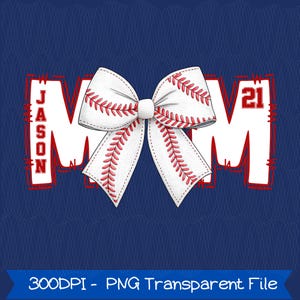 Puede incluir: Un dise&ntilde;o con tem&aacute;tica de b&eacute;isbol sobre un fondo azul marino. La palabra "MOM" est&aacute; escrita en letras blancas con contornos rojos, con un lazo de b&eacute;isbol en el centro. Tambi&eacute;n se incluye el nombre "JASON" y el n&uacute;mero "21".