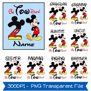 Può includere: Un design digitale con Topolino e il numero 2 in rosso e giallo, con il testo "Oh Two Dles!" in rosso. Include opzioni per "Grandpa", "Grammy", "Auntie", "Uncle", "Sister", "Mama", "Papa" e "Brother".