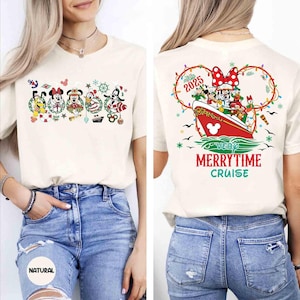 Può includere: T-shirt color crema con un design festivo Disney. La parte anteriore mostra i personaggi Disney in abiti natalizi. Il retro mostra una nave da crociera con personaggi e la scritta "Very Merrytime Cruise 2025."