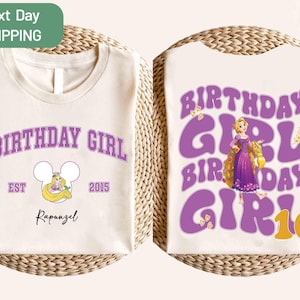 Könnte beinhalten: Cremefarbenes T-Shirt mit lila Aufdruck "BIRTHDAY GIRL". Die Vorderseite zeigt einen Cartoon von Rapunzel und den Text "EST 2015" und "Rapunzel". Die Rückseite hat ein größeres Design mit Rapunzel und der Zahl "10".
