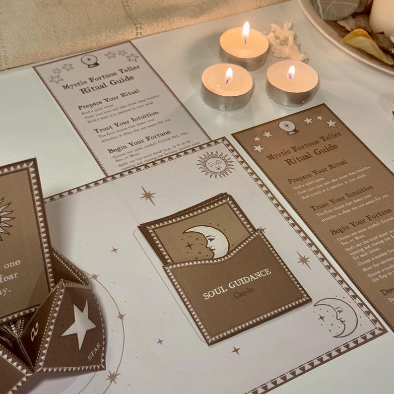 Op de afbeelding: Een set bruine en witte tarotkaarten met een maan- en sterrendesign. De kaarten zijn in een cirkel op een wit oppervlak met een bruine achtergrond gerangschikt. De tekst op de kaarten luidt "Mystic Fortune Teller Ritual Guide", "Prepare Your Ritual", "Trust Your Intuition", "Begin Your Fortune" en "Soul Guidance Cards".