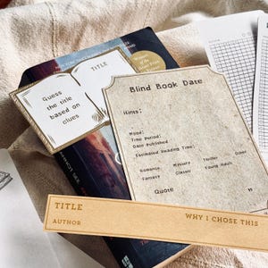 Könnte beinhalten: Eine braune Papierkarte mit dem Text "Blind Book Date" und einer Liste von Hinweisen, um den Titel eines Buches zu erraten. Die Hinweise umfassen Stimmung, Epoche, Erscheinungsdatum, geschätzte Lesezeit und Genre. Es gibt auch Platz für ein Zitat aus dem Buch.