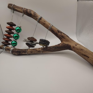 Sonajero de sistro hecho a mano: palo de madera, percusión de metal y madera