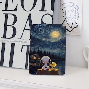 Könnte beinhalten: Eine rechteckige Handyhülle mit einem Sternennacht-Design mit Snoopy und Woodstock. Das Kunstwerk zeigt einen dunkelblauen Himmel mit einem gelben Mond, einem kleinen Haus und einem See. Snoopy und Woodstock sitzen auf einem Holzstumpf.