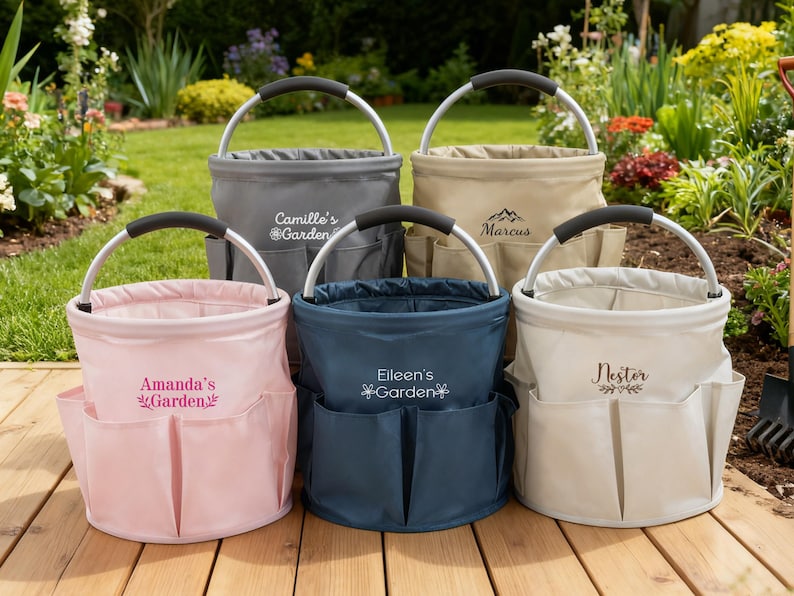 K&ouml;nnte beinhalten: F&uuml;nf Gartentaschen in verschiedenen Farben: Rosa, Marineblau, Beige, Grau und Hellbeige. Jede Tasche hat einen silbernen Griff mit schwarzem Griff und mehrere Au&szlig;entaschen. Auf den Taschen steht: "Amanda's Garden", "Eileen's Garden", "Marcus", "Camille's Garden" und "Nestor".
