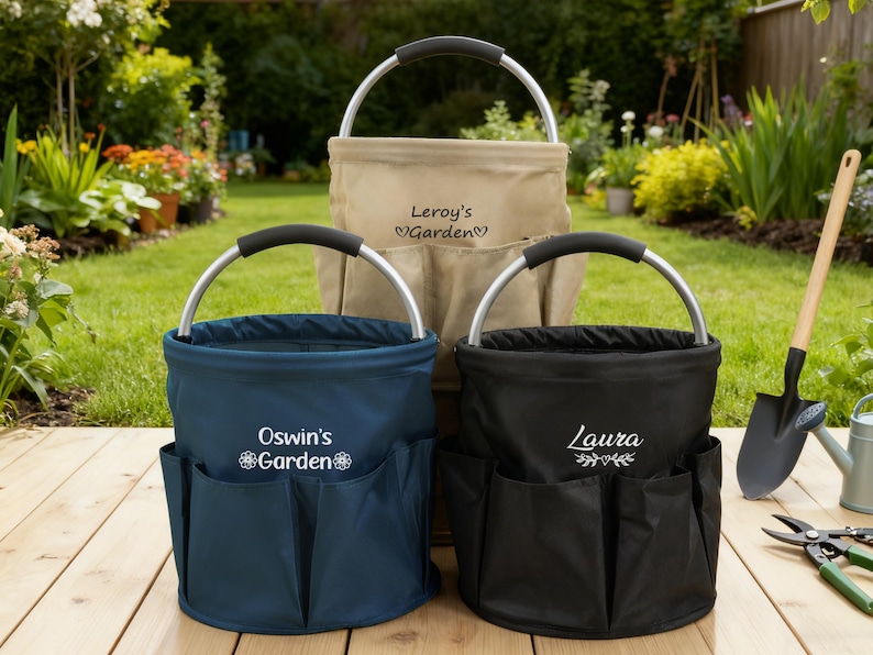 K&ouml;nnte beinhalten: Drei Gartentaschen mit Metallgriffen und mehreren Au&szlig;entaschen. Eine ist marineblau mit dem Aufdruck "Oswin's Garden", eine ist schwarz mit dem Aufdruck "Laura" und die dritte ist beige mit dem Aufdruck "Leroy's Garden". Eine Schaufel und Gartenger&auml;te befinden sich im Hintergrund.
