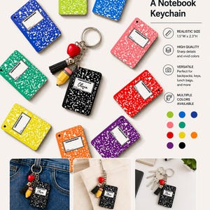 Puede incluir: Una colección de llaveros rectangulares con forma de cuaderno en varios colores, incluyendo verde lima, azul, rosa, rojo, amarillo, naranja, morado y negro. Cada uno presenta una etiqueta blanca con el texto Composition Book. Un llavero negro incluye un corazón rojo, una borla negra y un dije de lápiz amarillo.