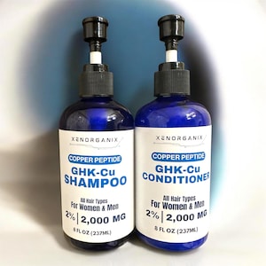 Puede incluir: Dos botellas azules de champú y acondicionador Xenorganix Copper Peptide GHK-Cu. Cada botella tiene un dispensador de bomba negro y una etiqueta blanca con información del producto. Las etiquetas indican "Todo tipo de cabello Para mujeres y hombres" y "237 ml".