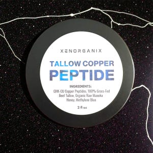 Może przedstawiać: Okrągły, czarny pojemnik z białą etykietą z napisem "XENORGANIX TALLOW COPPER PEPTIDE". Etykieta zawiera składniki, w tym peptydy miedzi GHK-CU i 59 ml. Tło to ciemna, nakrapiana powierzchnia.