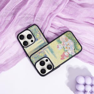 Puede incluir: Dos fundas de tel&eacute;fono con una colorida ilustraci&oacute;n de una escena de parque con personajes de dibujos animados. Las fundas tienen un borde negro y un &aacute;rea blanca para la lente de la c&aacute;mara. El fondo es una tela morada clara.