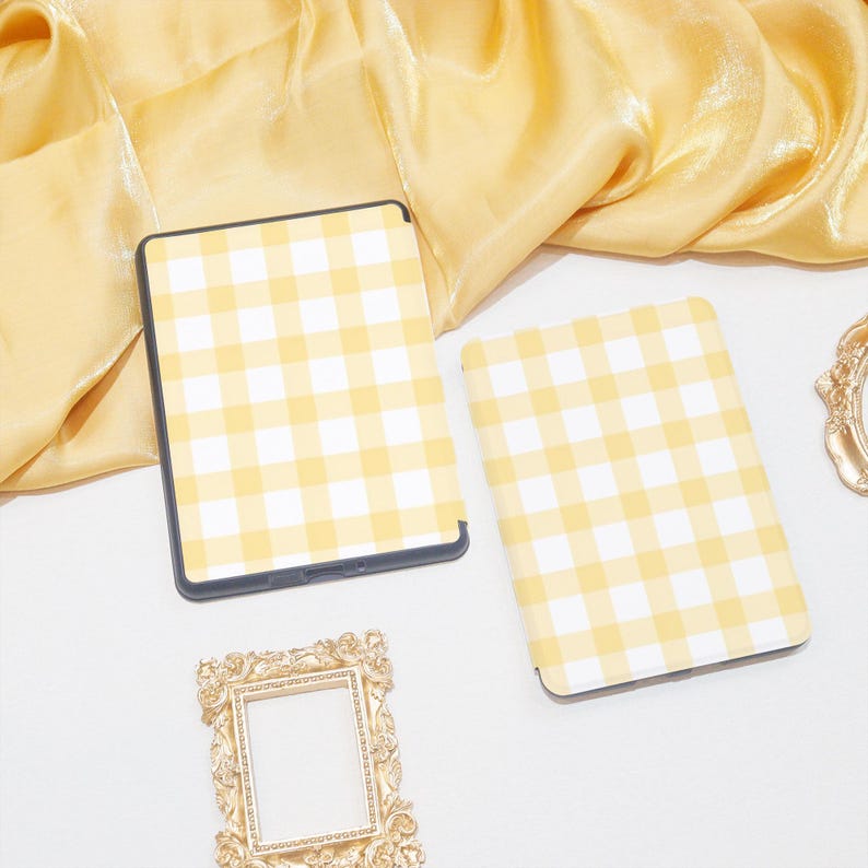 K&ouml;nnte beinhalten: Zwei E-Reader-H&uuml;llen mit gelbem und wei&szlig;em Gingham-Muster. Die H&uuml;llen sind aus einem weichen, strapazierf&auml;higen Material gefertigt und sch&uuml;tzen Ihren E-Reader vor Kratzern und St&ouml;&szlig;en.