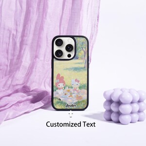 Puede incluir: Funda de tel&eacute;fono negra con una colorida ilustraci&oacute;n de dos personajes de dibujos animados haciendo un picnic en un parque. La funda tiene un borde negro y el texto "Lindar" est&aacute; impreso en la funda. Las palabras "Texto personalizado" est&aacute;n impresas debajo.