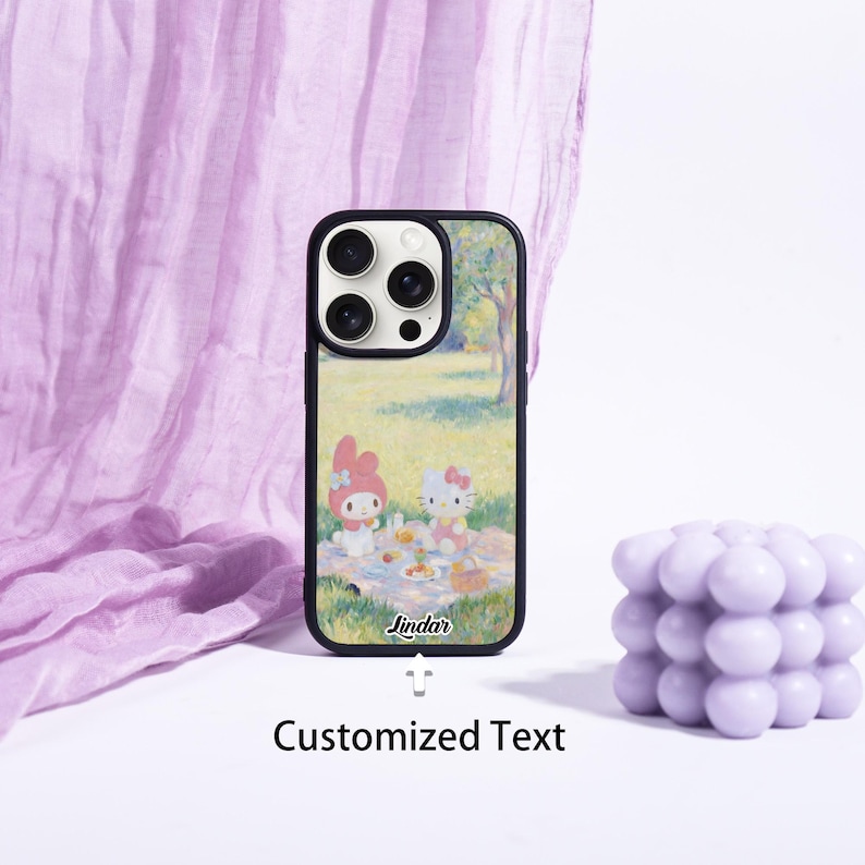 Puede incluir: Funda de tel&eacute;fono negra con una colorida ilustraci&oacute;n de dos personajes de dibujos animados haciendo un picnic en un parque. La funda tiene un borde negro y el texto "Lindar" est&aacute; impreso en la funda. Las palabras "Texto personalizado" est&aacute;n impresas debajo.