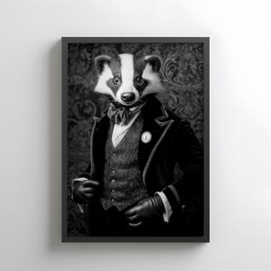 Puede incluir: Un retrato en blanco y negro de un tejón con un esmoquin y una pajarita. El tejón tiene una expresión seria y mira directamente al espectador. El fondo es una tela oscura con un patrón.