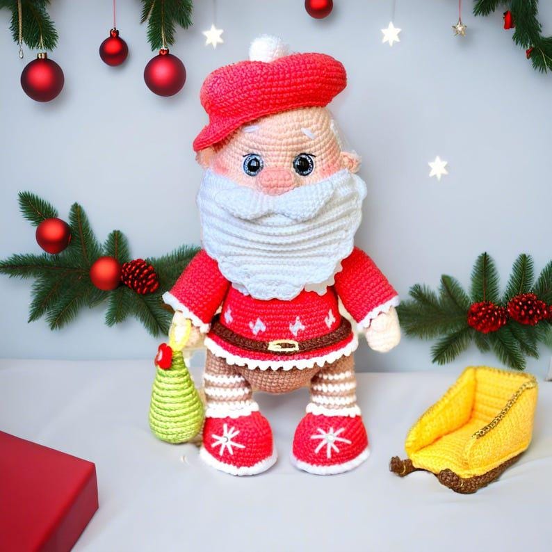 Puede incluir: Mu&ntilde;eco de Pap&aacute; Noel hecho a mano con ganchillo, con gorro, chaqueta y botas rojas con detalles de copos de nieve blancos. El mu&ntilde;eco tiene barba blanca y sostiene un &aacute;rbol de Navidad verde. Un trineo amarillo est&aacute; al lado del mu&ntilde;eco.
