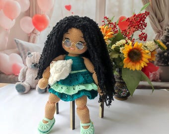 Grote gehaakte pop, gehaakte pop te koop, zwarte gehaakte pop, zwarte amigurumi pop, Afrikaanse pop, amigurumi pop met donkere huidskleur.