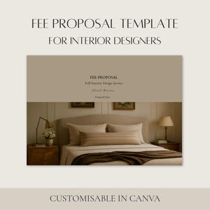以下が含まれることがあります： 「FEE PROPOSAL TEMPLATE FOR INTERIOR DESIGNERS」と「CUSTOMISABLE IN CANVA」のテキストが入った、インテリアデザイナー向けのデジタルテンプレート。ベッド、ランプ、アートワークのある寝室の画像で、デザインテーマを示唆しています。