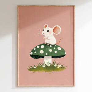 Maus auf Fliegenpilz Wand Kunst Poster | Skurriles Kinderzimmer-Poster | Rosa Hintergrund Waldtier Illustration | Sofortiger digitaler Download