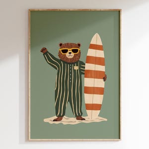 Puede incluir: Una impresión artística enmarcada que presenta un oso de dibujos animados con gafas de sol y un mono a rayas, sosteniendo una tabla de surf. La tabla de surf tiene rayas naranjas y blancas. El fondo es de color verde apagado.
