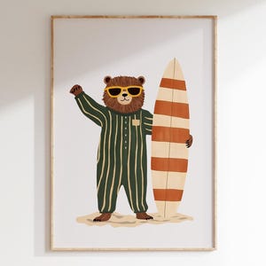 Puede incluir: Un oso marrón con pijama a rayas verdes y amarillas y gafas de sol sostiene una tabla de surf a rayas marrones y blancas.
