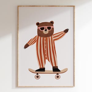Skateboarding Retro Bär Kinderzimmer Wandkunst | Skurril Tier Druck für Kinderzimmer | Verspielte Kinder Deko | Druckbare Kunst | Herunterladen