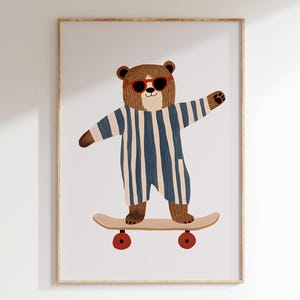 Puede incluir: Un oso marrón con pijama a rayas azules y blancas y gafas de sol rojas está montando un monopatín. El oso sonríe y tiene los brazos extendidos.