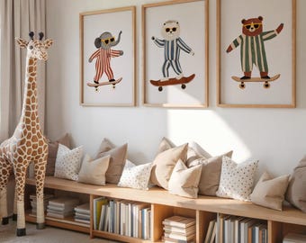 Puede incluir: Tres ilustraciones enmarcadas de animales con gafas de sol y patinando. Los animales son un elefante, un oso y un oso polar. Las ilustraciones son de estilo ligero y caprichoso y son perfectas para una habitación infantil.