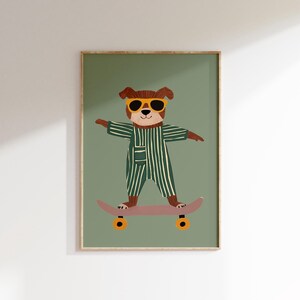 Könnte beinhalten: Gerahmter Druck mit einem Cartoon-Hund mit Sonnenbrille und einem gestreiften Overall, der auf einem rosa Board skateboardet. Der Hintergrund ist grün und der Rahmen hellbraun.