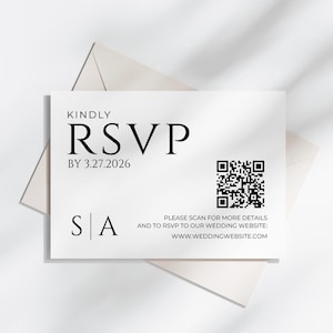 Op de afbeelding: Een witte RSVP-kaart met zwarte tekst en een QR-code, rustend op een crème envelop. De kaart leest "KINDLY RSVP BY 3.27.2026" met initialen "S A" en een websiteadres. Er wordt een schaduw over de kaart geworpen.
