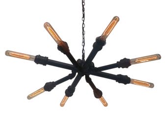 Puede incluir: Una lámpara de araña de metal negro con ocho bombillas. La lámpara tiene un diseño de estrella con las bombillas que se extienden desde el centro.
